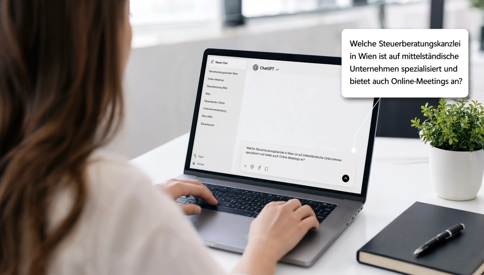 Eine Frau sitzt vor dem Laptop und befragt Chatgpt nach einer Steuerberatungskanzlei in Wien die auf mittelständische Unternehmen spezialisiert ist.